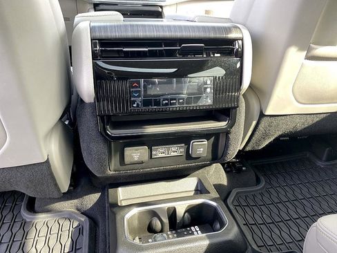 Used 2024 Jeep Wagoneer L Series III w/ Premium Group I image 30