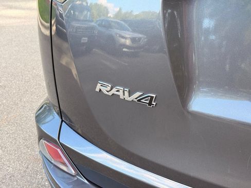 Used 2018 Toyota RAV4 XLE AWD/4WD image 10