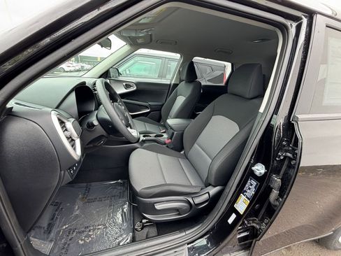 Used 2025 Kia Soul LX w/ LX Technology Package FWD image 34