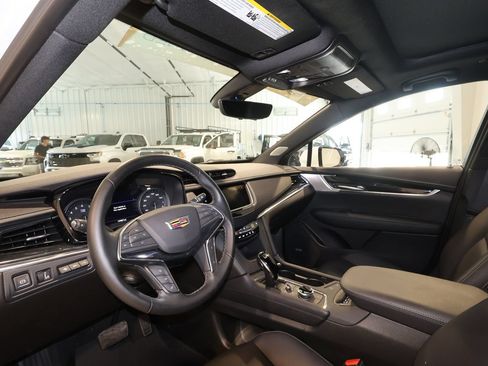 Certified 2025 Cadillac XT5 Premium Luxury w/ Technology Package AWD/4WD image 9