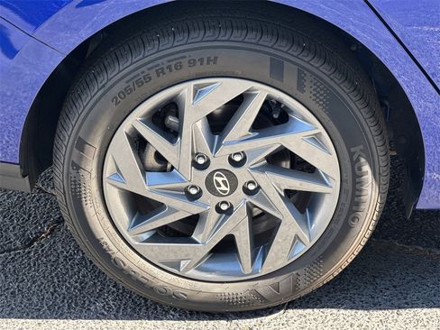 Used 2024 Hyundai Elantra SEL image 17