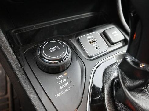 Used 2021 Jeep Cherokee Latitude Plus AWD/4WD image 24
