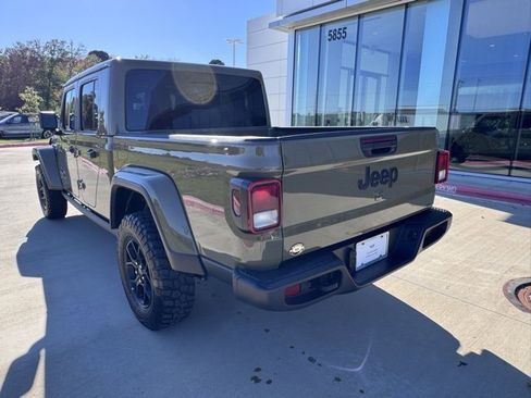 Used 2025 Jeep Gladiator Sport image 3