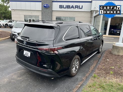Used 2025 Toyota Sienna XLE FWD image 4