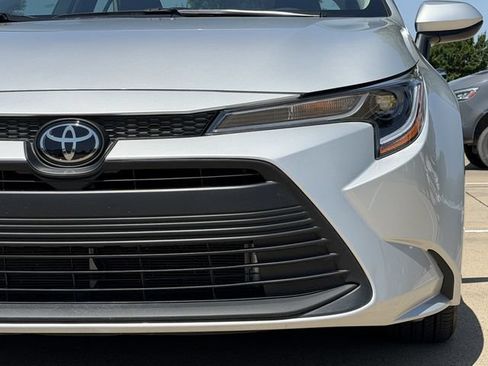 Used 2025 Toyota Corolla LE FWD image 9