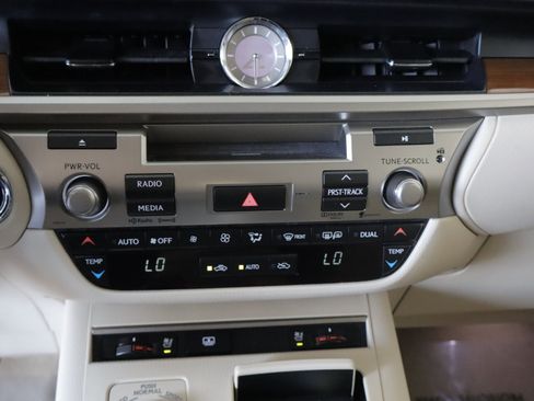 Used 2013 Lexus ES 300h w/ Luxury Pkg image 17