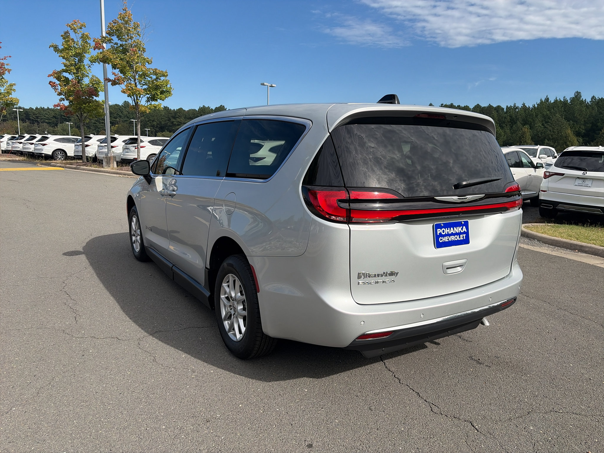 Used 2024 Chrysler Pacifica Touring-L FWD image 6