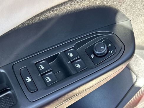 Certified 2022 Volkswagen Taos SE w/ Panoramic Sunroof Package FWD image 19