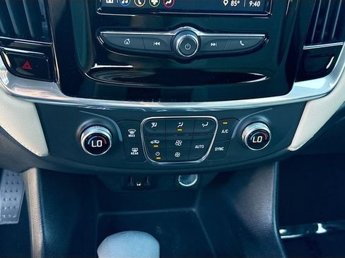 Used 2022 Chevrolet Traverse LS FWD image 15