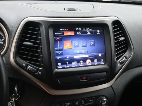 Used 2017 Jeep Cherokee Latitude w/ Cold Weather Group AWD/4WD image 13