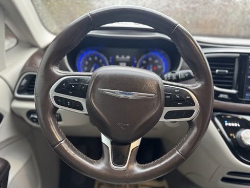 Used 2018 Chrysler Pacifica Touring-L image 23