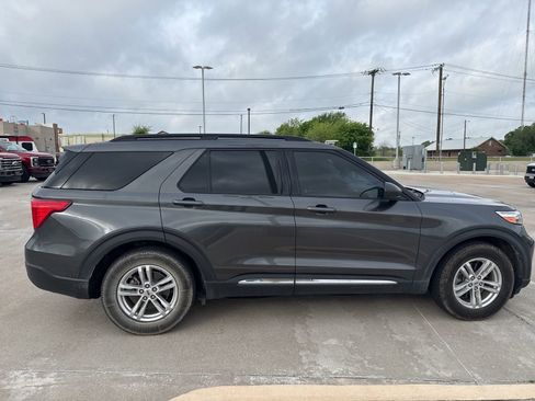 Used 2020 Ford Explorer XLT image 2