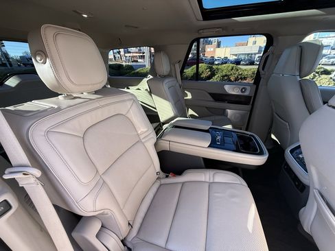 Used 2019 Lincoln Navigator Reserve image 38