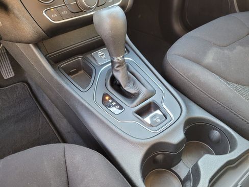 Used 2019 Jeep Cherokee Latitude w/ Popular Appearance Group image 11