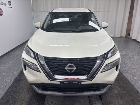 Used 2023 Nissan Rogue SV image 2