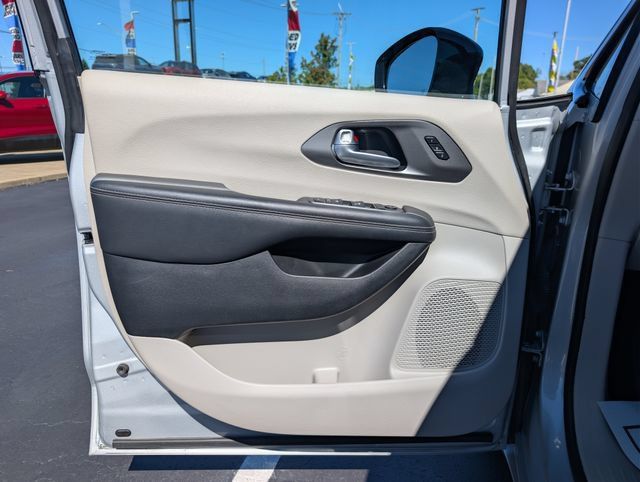 Used 2024 Chrysler Pacifica Touring-L FWD image 9