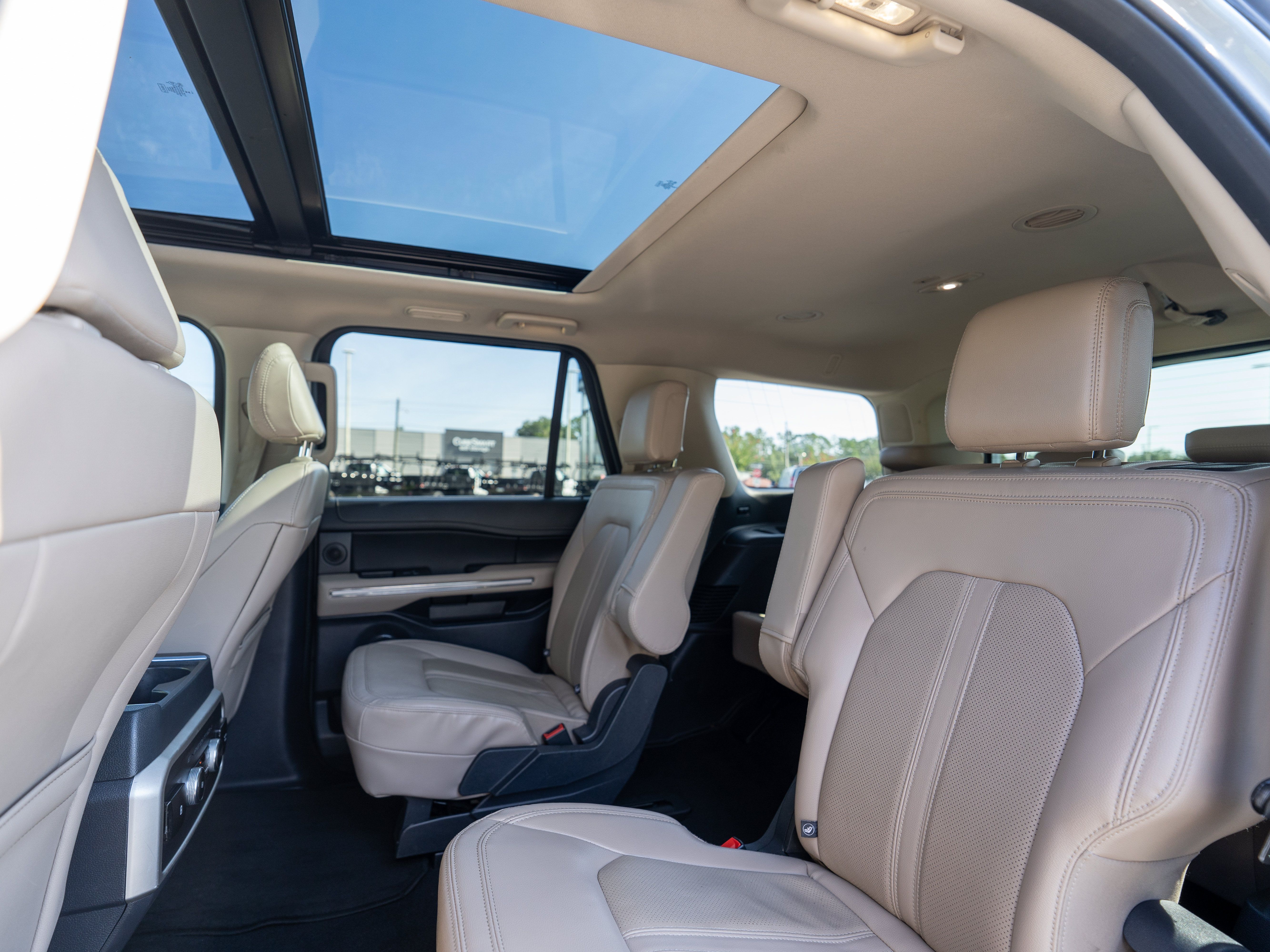 Used 2024 Ford Expedition Limited AWD/4WD image 9