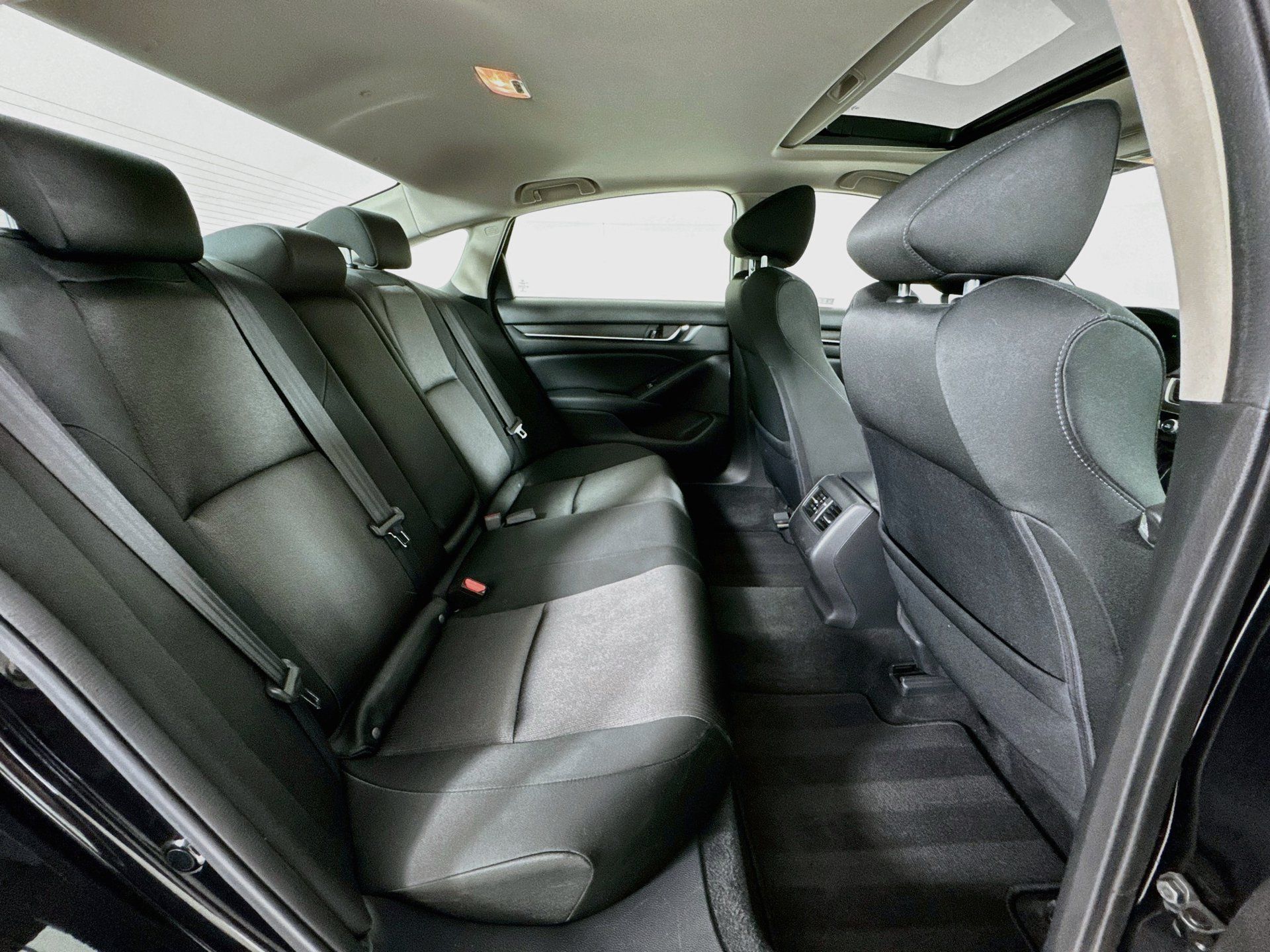 Used 2018 Honda Accord EX image 29