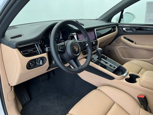 Used 2025 Porsche Macan image 4