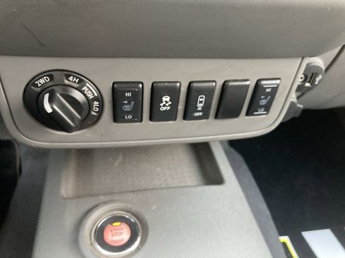Used 2020 Nissan Frontier SV image 13