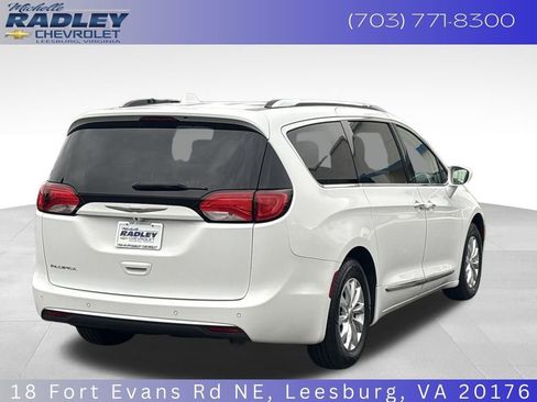 Used 2019 Chrysler Pacifica Touring-L image 6