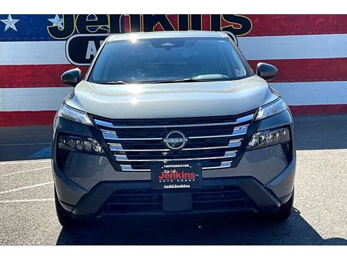 Used 2024 Nissan Rogue SV image 3
