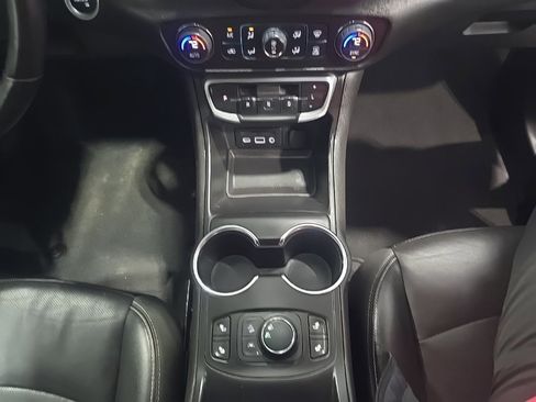 Used 2024 GMC Terrain SLT image 31