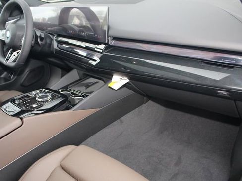 New 2026 BMW 550e xDrive w/ Executive Package image 24