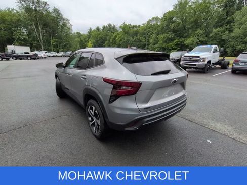 Used 2024 Chevrolet Trax RS w/ Sunroof Package FWD image 3