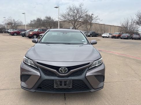 Used 2018 Toyota Camry XLE image 2