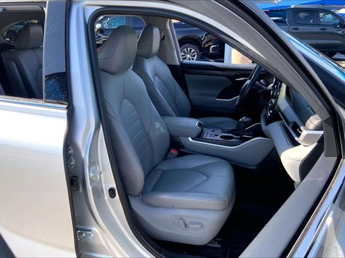 Used 2021 Toyota Highlander XLE image 9