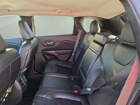 Used 2019 Jeep Cherokee Latitude Plus w/ Comfort/Convenience Group image 10