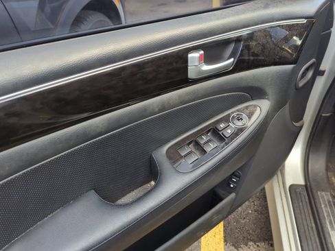 Used 2012 Hyundai Genesis 3.8 image 8