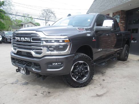 Used 2025 RAM 2500 Laramie AWD/4WD image 38