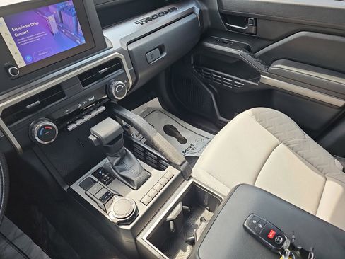 Used 2025 Toyota Tacoma SR5 AWD/4WD image 22