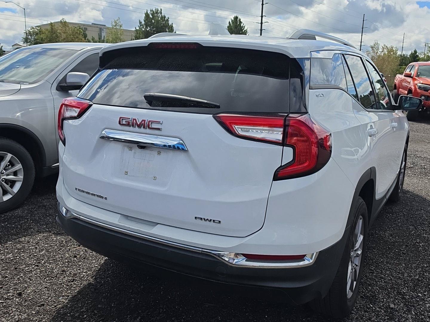 Used 2024 GMC Terrain SLT AWD/4WD image 3
