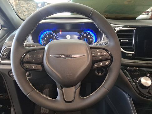 New 2026 Chrysler Pacifica Limited w/ S Appearance Package image 17