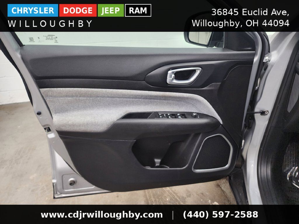 Used 2024 Jeep Compass Latitude AWD/4WD image 11