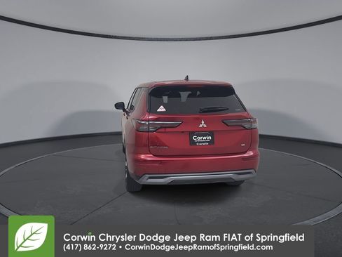 Used 2025 Mitsubishi Outlander SE image 12