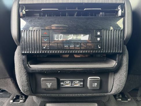 Used 2024 Jeep Wagoneer Series III AWD/4WD image 31