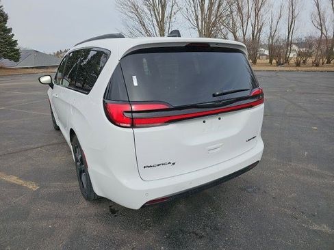 Used 2025 Chrysler Pacifica Limited FWD image 3