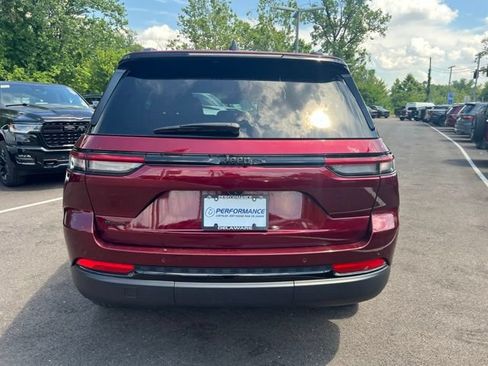 Used 2025 Jeep Grand Cherokee Altitude AWD/4WD image 31