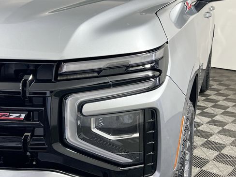 Used 2025 Chevrolet Suburban Z71 image 11