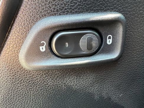 Used 2016 Jeep Wrangler Unlimited Rubicon w/ Connectivity Group AWD/4WD image 12