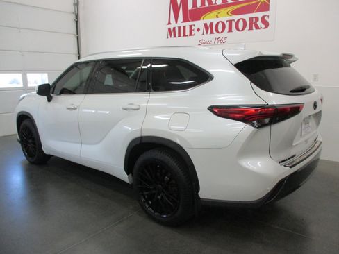 Used 2022 Toyota Highlander Limited image 4