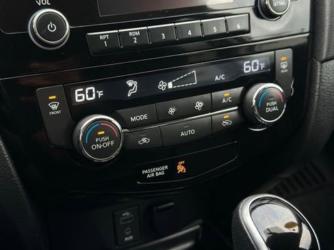 Used 2017 Nissan Rogue SV AWD/4WD image 14