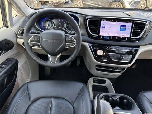 Used 2024 Chrysler Pacifica Touring-L image 20