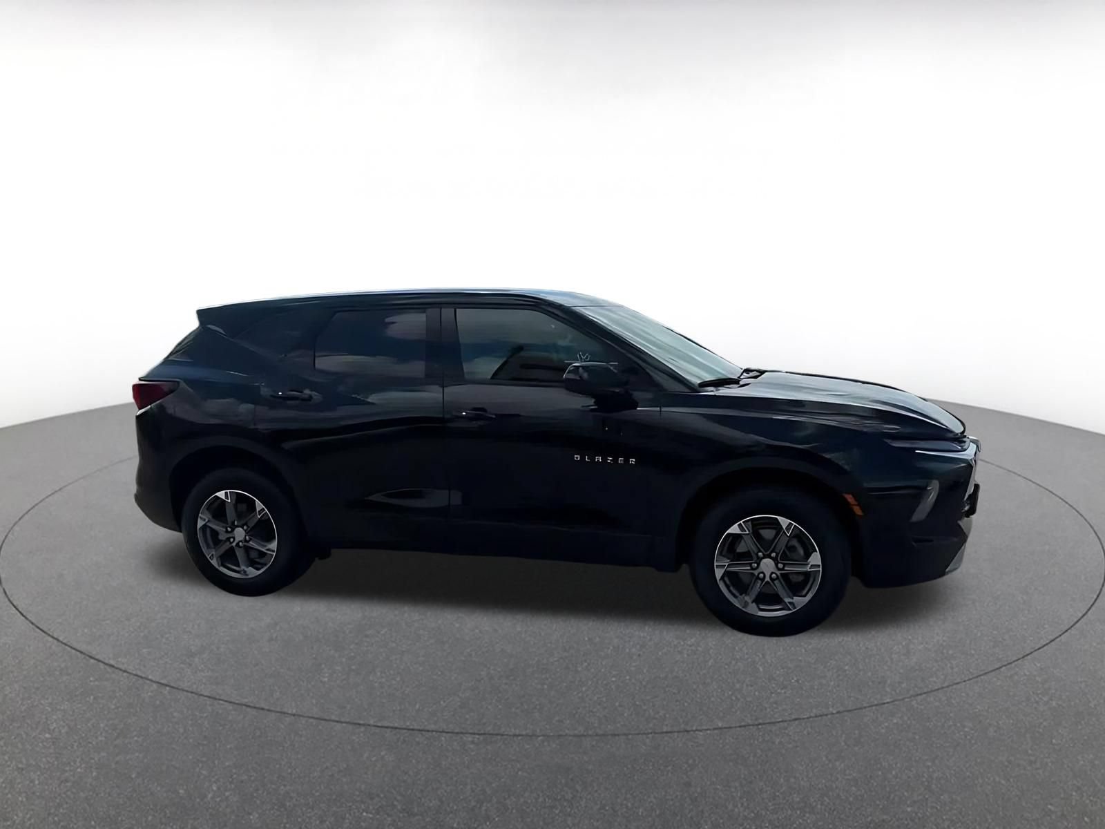 Used 2026 Chevrolet Blazer LT FWD image 2