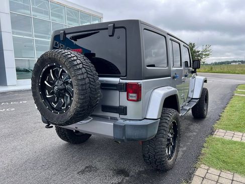 Used 2018 Jeep Wrangler Unlimited Sahara AWD/4WD image 4