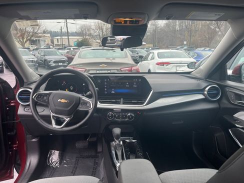 Used 2025 Chevrolet Trax LT w/ LT Convenience Package image 27